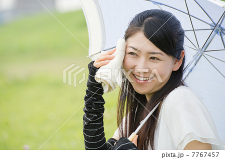 アームカバーをした女性 アームカバーをした女性 7767457