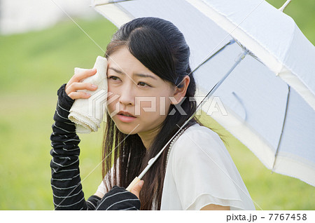 アームカバーをした女性 7767458