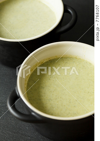 Bowl of cream of broccoli soup 7768107