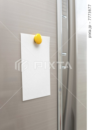 冷蔵庫のドアに貼られたメモ用紙 冷蔵庫のドアに貼られたメモ用紙 7773677
