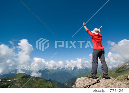 woman hiking 7774264