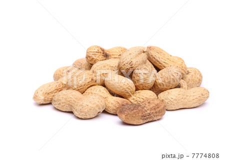 A bunch of peanuts in the center 7774808