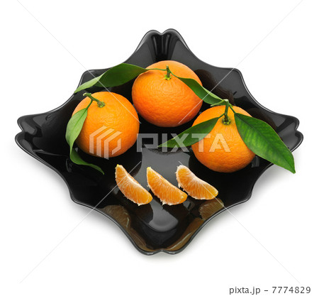 Tangerines in a plate 7774829