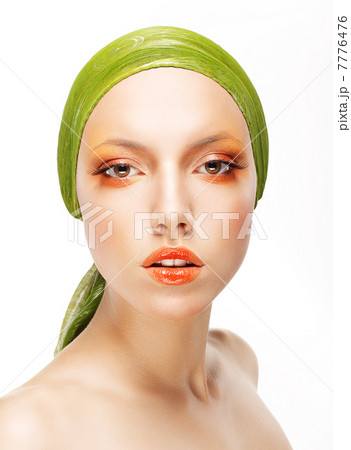 Art. Glamorous Woman in Green Headwear and Trendy Professional Make-up Art. Glamorous Woman in Green Headwear and Trendy Professional Make-up 7776476
