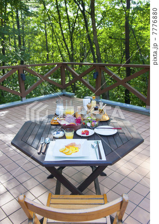 森のなかのテラスで朝食 7776880