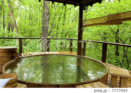 森の中の露天風呂 7777095