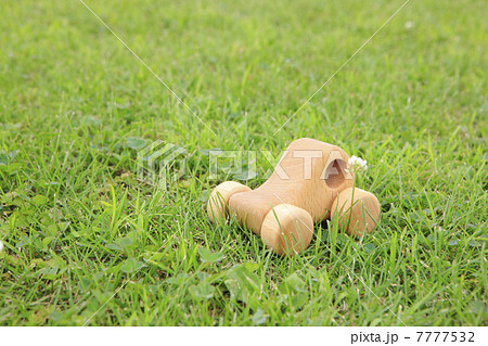 芝生とクルマの模型 7777532