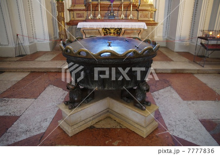 ザルツブルグ大聖堂内にて 7777836