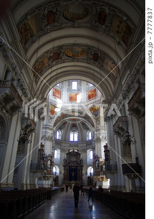 ザルツブルグ大聖堂内にて 7777837