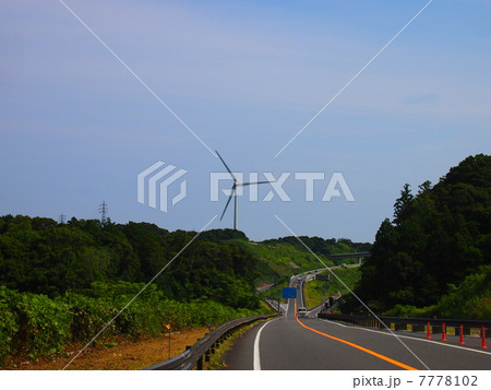 山間部の風力発電機 7778102