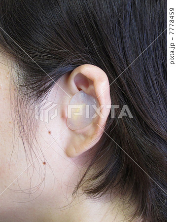 シリコンタイプの耳栓を装着した女性 7778459