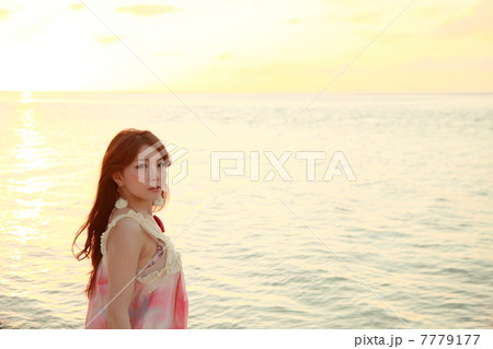 海外サンセット女性イメージ 7779177