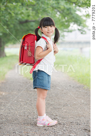 小学校一年生の女の子の写真素材 7779201 Pixta