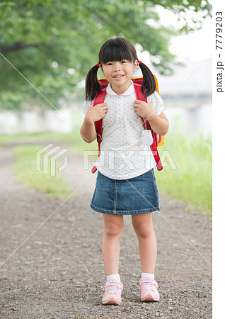 小学校一年生の女の子の写真素材