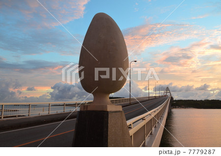 瀬底大橋（沖縄県国頭郡本部町） 7779287