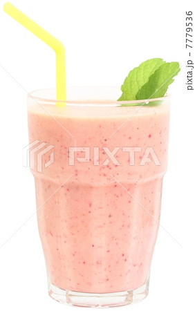 フルーツのスムージー（イチゴ、モモ、バナナ） 7779536