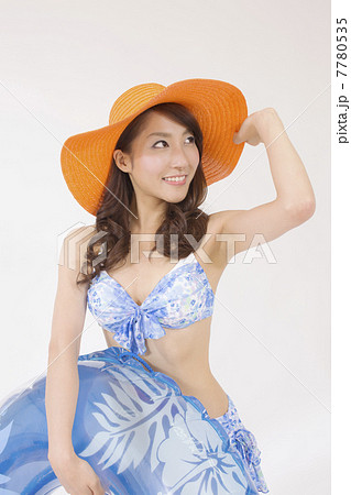 麦わら帽子をかぶる水着の女性の写真素材