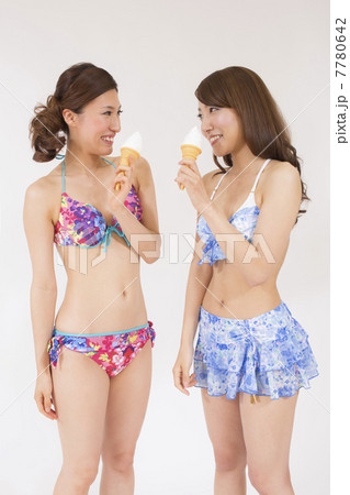 ソフトクリームを食べる2人のビキニの女性 7780642