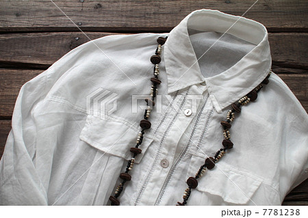 麺素材の白シャツとビーズネックレス　白ブラウス 7781238