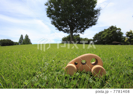 芝生とクルマの模型 7781408