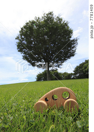 芝生とクルマの模型 7781409