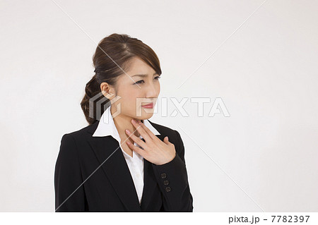 喉が痛いビジネスウーマン 7782397