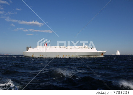東京湾を航行する貨物船の景色 7783233