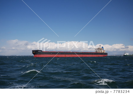四日市沖に停泊している大型船の景色 7783234
