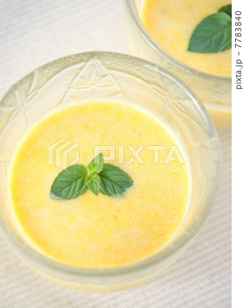 かぼちゃの冷製スープ　　ミント添え　（ハイアングル） 7783840