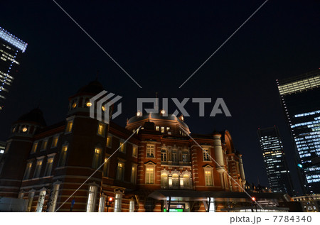 東京駅の夜 7784340
