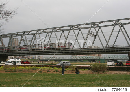 京成線と休日の河原 7784426