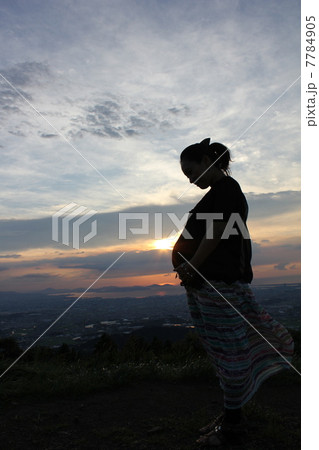 妊婦と夕日 7784905
