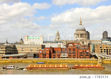 ロンドンの観光スポット ミレニアムブリッジとセントポール大聖堂 ロンドンの観光スポット ミレニアムブリッジとセントポール大聖堂 7785574