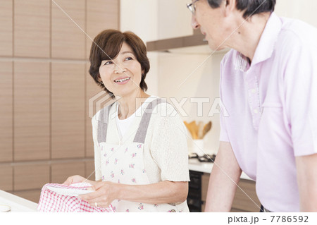 キッチンの夫婦 7786592