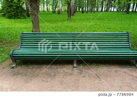 森の中のベンチ 7786984