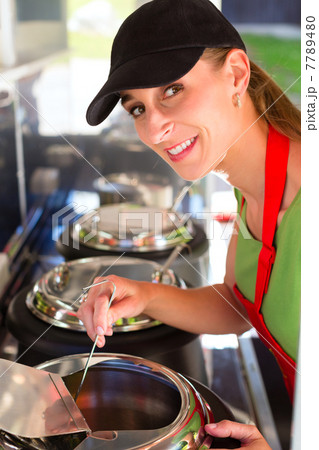 Young emloyee of an concession stand 7789480