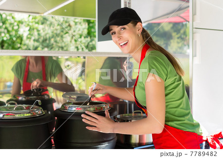 Young emloyee of an concession stand 7789482