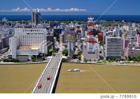 梅雨晴れの新潟島と濁った信濃川 7789910