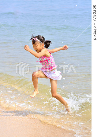 海水浴を楽しむ女の子 海水浴を楽しむ女の子 7790200