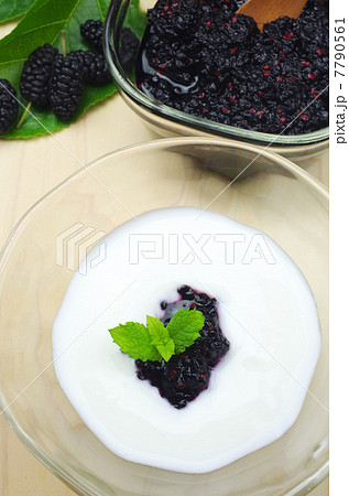 桑の実ジャムのヨーグルト 7790561