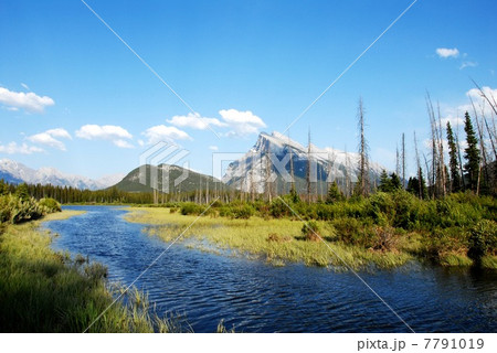 春のバーミリオン・レイクとランドル山 7791019