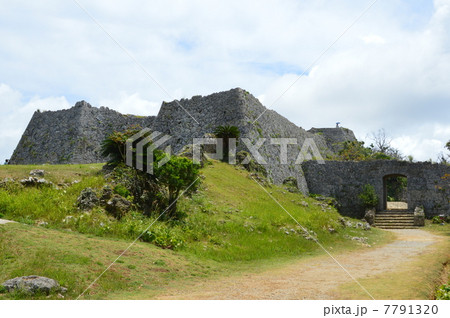 世界遺産 中城城跡「三の郭(左)」と「裏門(右)」（沖縄県中頭郡北中城村･中城村） 7791320