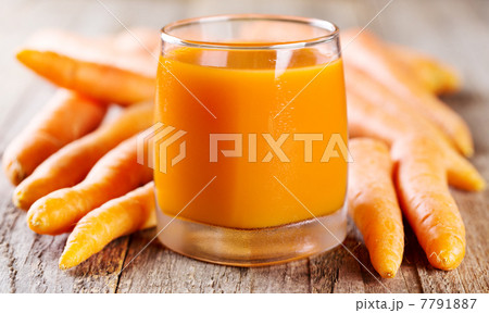 glass of carrot juice with fresh carrots 7791887