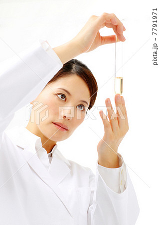 試験管を見る研究員 7791971