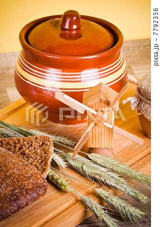 sliced bread and wheat 7792356