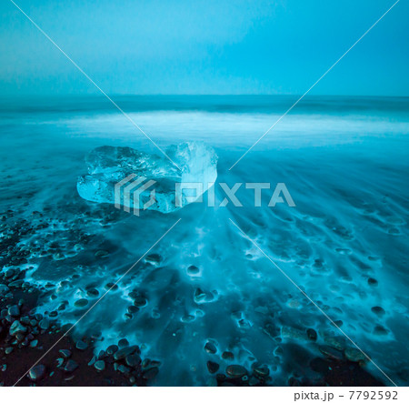 Floating icebergs in Jokulsarlon Glacier Lagoon, Iceland Floating icebergs in Jokulsarlon Glacier Lagoon, Iceland 7792592