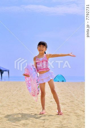 海水浴を楽しむ女の子 7792731