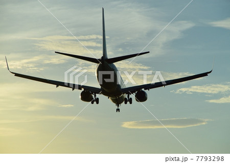 夕刻の着陸　黄昏の青空　白い雲 7793298