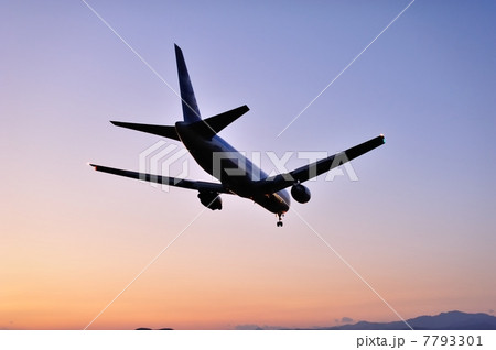 夕刻の着陸 茜空を横に見て 夕刻の着陸 茜空を横に見て 7793301