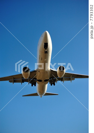 昼過ぎの着陸　蒼空をバックに 7793302